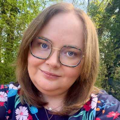 Justyna wearing a flowered shirt.